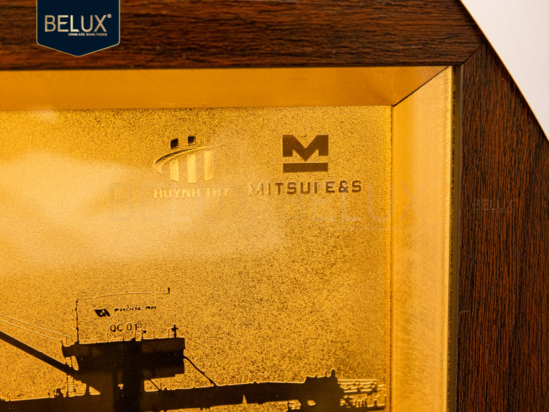 Tranh Bến Cảng Huỳnh Thy 32x25cm bằng đồng mạ vàng 24k thiết kế theo yêu cầu